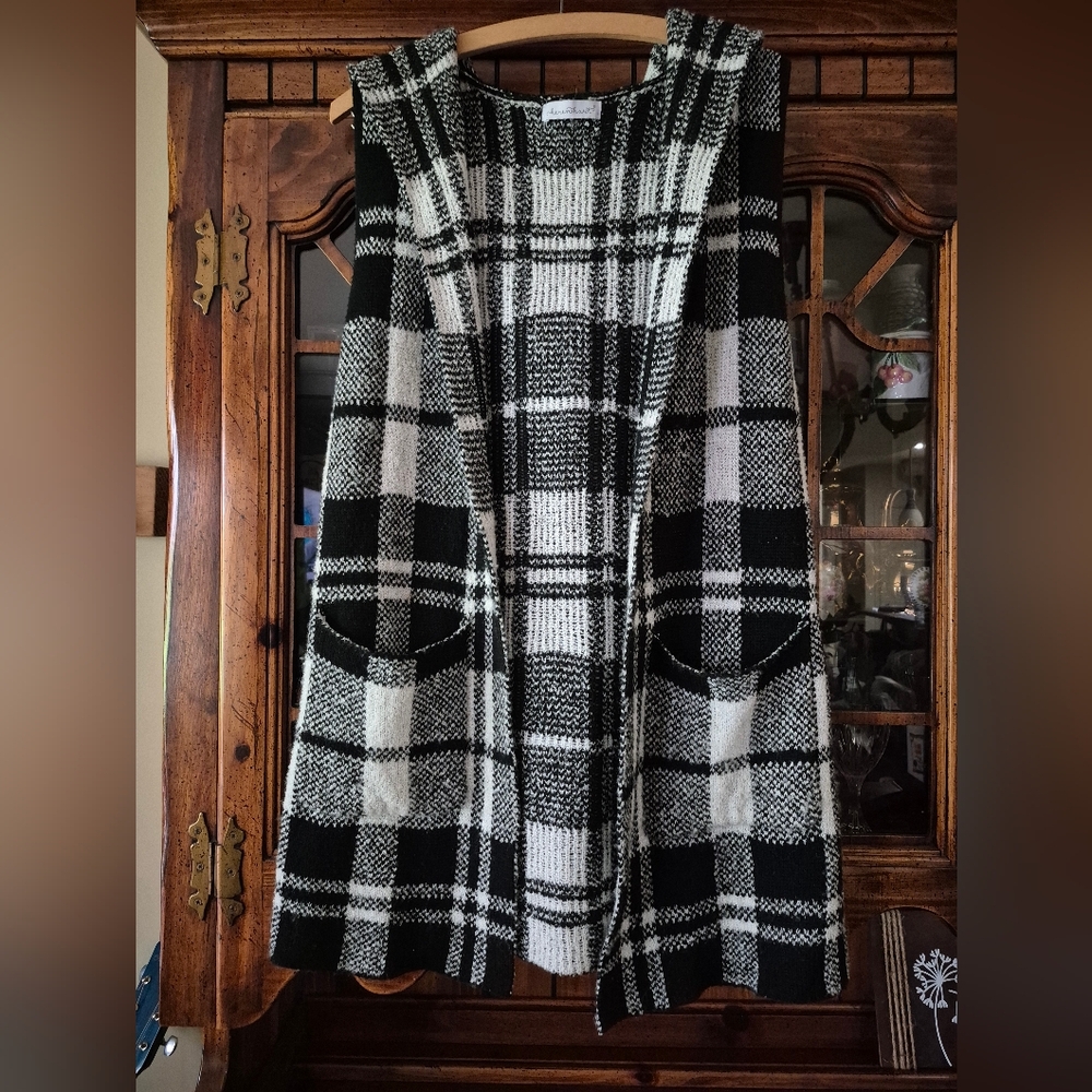 KEREN hart Black and White Plaid Cardigan